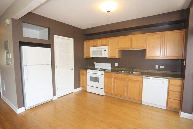 Building Photo - 5208 N Sawyer Ave