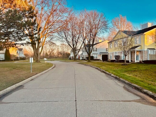 Foto del edificio - Beautiful 2 bedroom upper condo with 1 car garage, Harrison Township