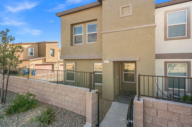 Building Photo - Modern 3 Bedroom Town House near Explorati...
