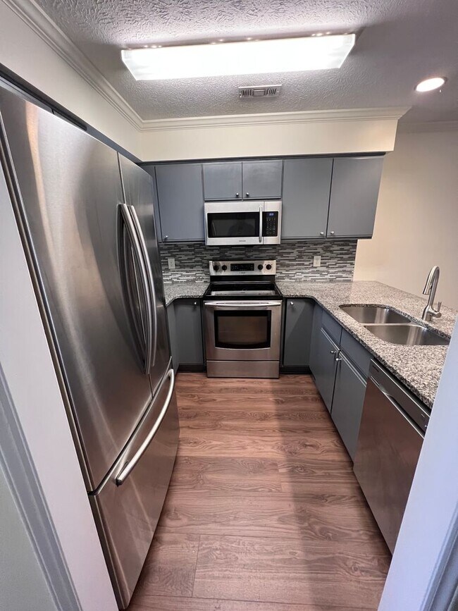 Foto del edificio - 10161-3 Creekside Dr.