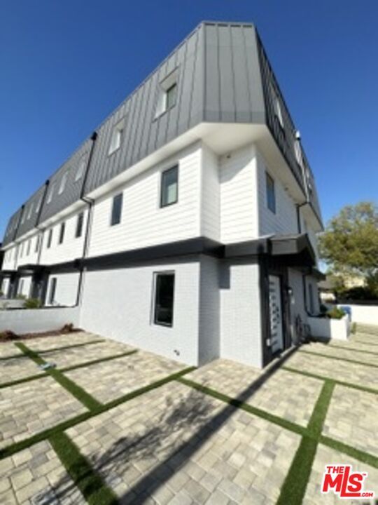 Foto del edificio - 4805 Matilija Ave