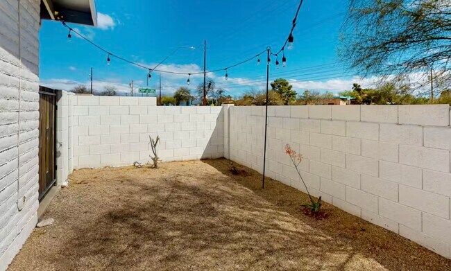 Foto del edificio - 3201 N Cherry Ave