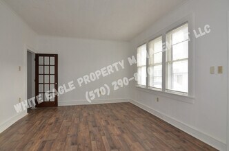 Building Photo - 208 Olyphant Ct
