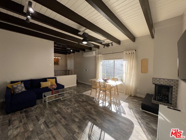 Foto del edificio - 2128 N Beverly Glen Blvd