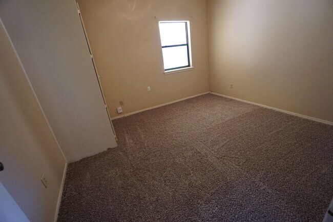 Foto del edificio - 2 Bed 1 Bath House, Total Electric, Yardwo...