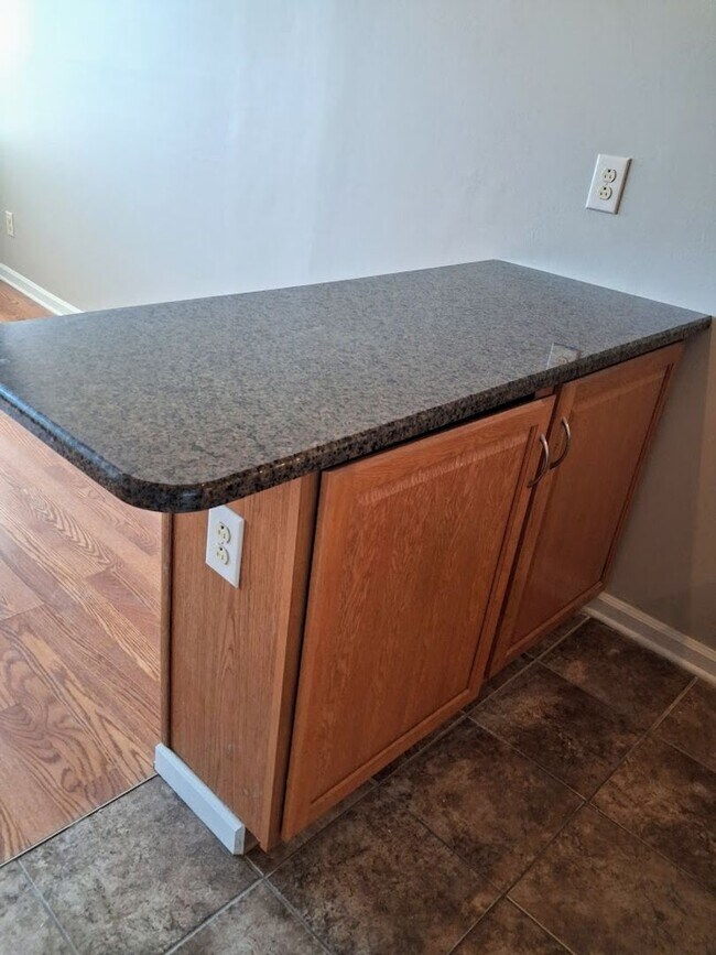 Foto del edificio - Fantastic deal on a great location!  This studio/1bath is available for EARLY MOVE IN at $1000/month