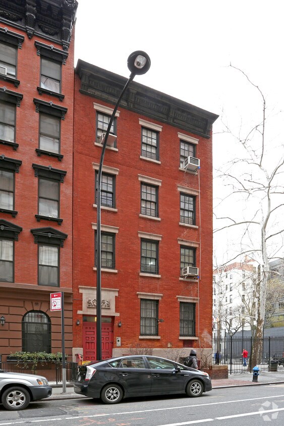 Foto del edificio - 319 W 16th St