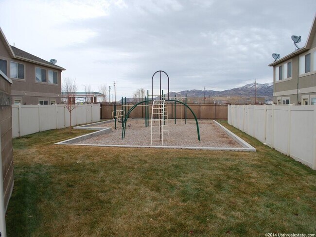 Playground our back - 105 S Tamarak Cir