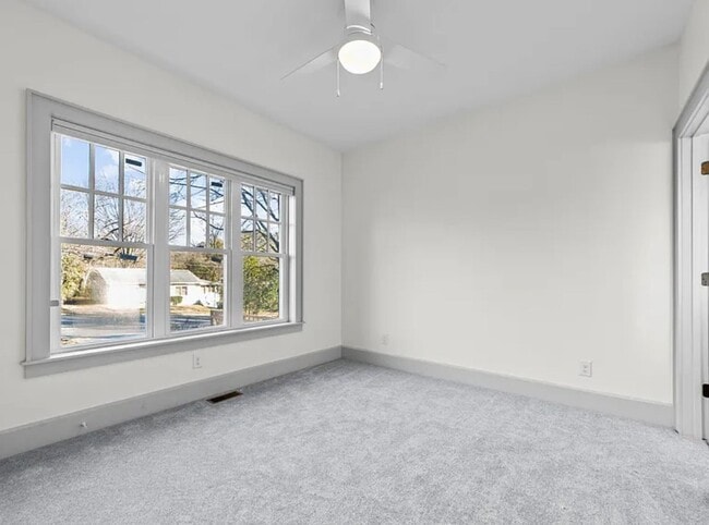 Building Photo - Beautiful 2 bed/2 bath cottage in perfect ...