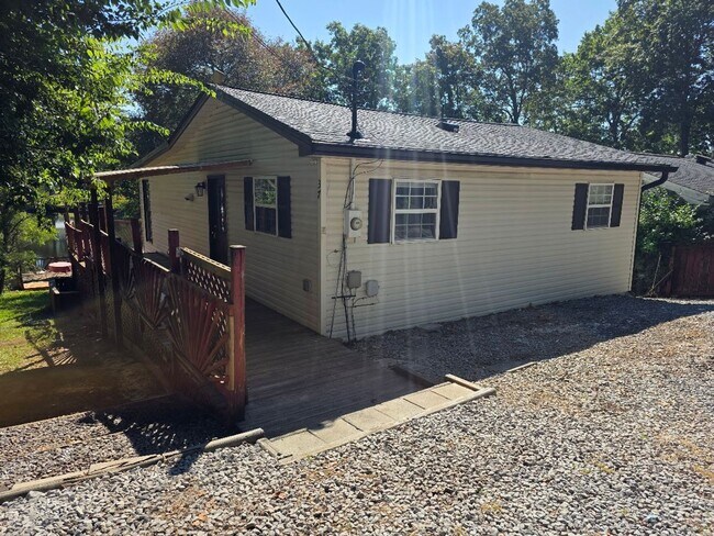 Foto del edificio - Updated Lake House in Crossville with Private Dock, Wrap-Around Porch & Lake Access