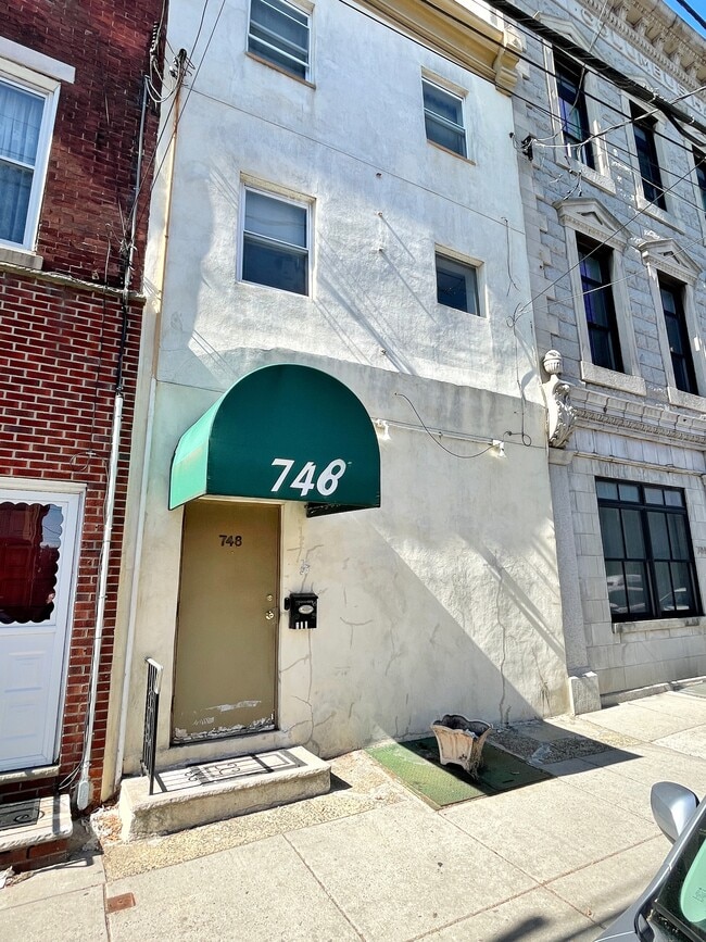Building Photo - 748 S 8th St