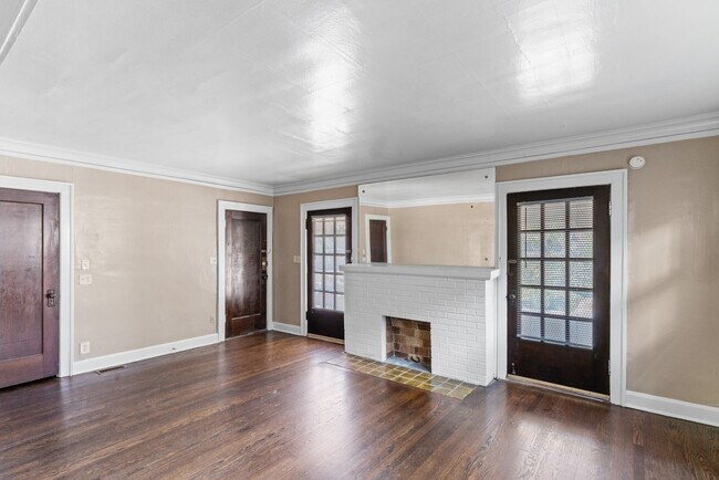 Foto del edificio - Charming 2-Bed Home with Hardwood Floors & Bright, Open Living Spaces!