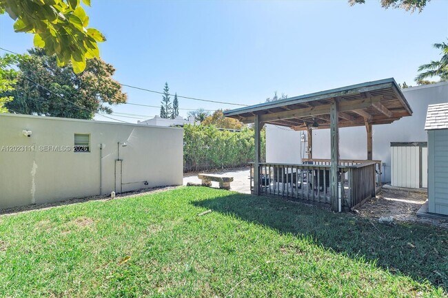 Foto del edificio - Southwest 17th Street, Miami, FL 33145 - 2 BR 3 BA single-family home
