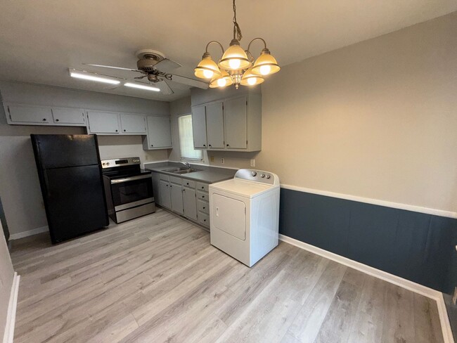 Building Photo - Cozy 3 Bedroom Home!!