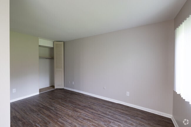 2BR, 1BA - 767SF - Meadowbrook Apartments