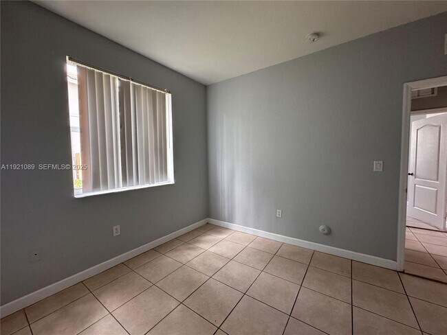 Foto del edificio - 1660 SE 29th St