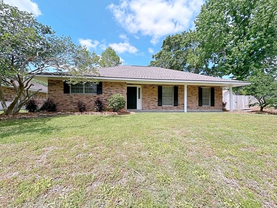 Primary Photo - 3 Bedroom House with HUGE yard