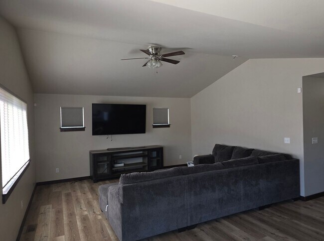 Foto del edificio - Spacious 3BR/2BA Home in Quiet Belgrade Neighborhood with Fenced Backyard & Garage