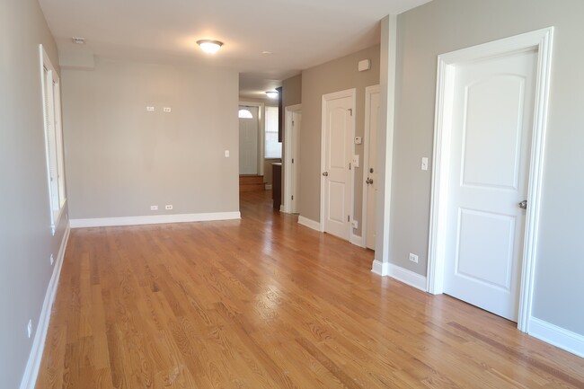 Foto del edificio - 6011 W Irving Park Rd