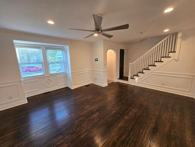 Building Photo - 4 Bedrooms 3 Bathrooms