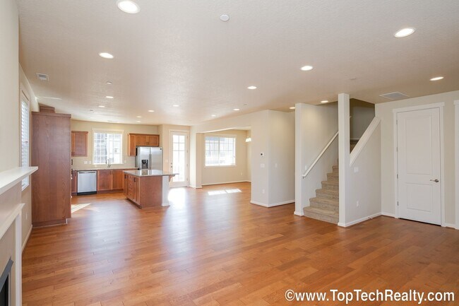 Building Photo - Gorgeous Townhome In A Great Location With...