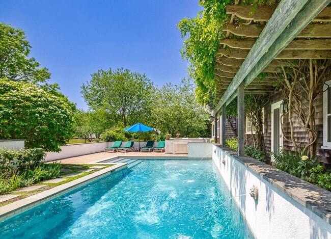 Foto del edificio - 27 Horseshoe Dr N