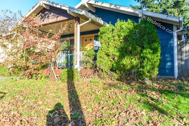 Building Photo - Updated Home One Block from Alberta. Lots ...