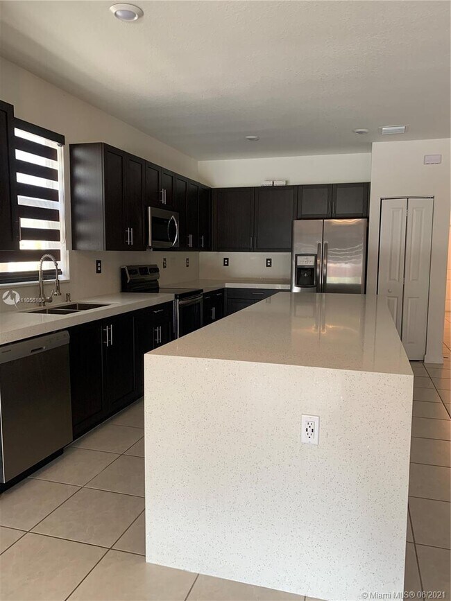 Foto del edificio - 25075-25108 SW 108th Ct