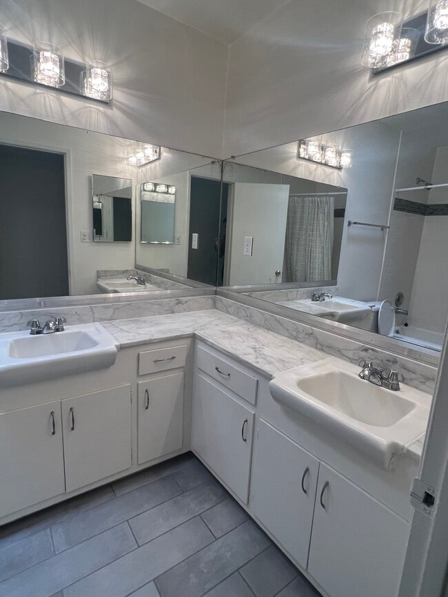 master bath - 801 S Lucerne Blvd