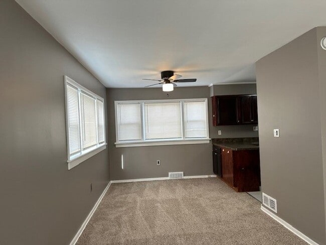 Building Photo - Welcome to this charming 3-bedroom, 1.5-ba...