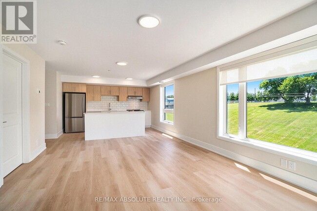 Building Photo - 12 Thomas St N