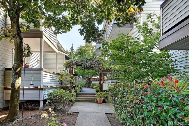 Building Photo - AVAILABLE AUGUST 1ST >> Beautiful Fully Remodeled 2BR/1BA Condo in Seattle!