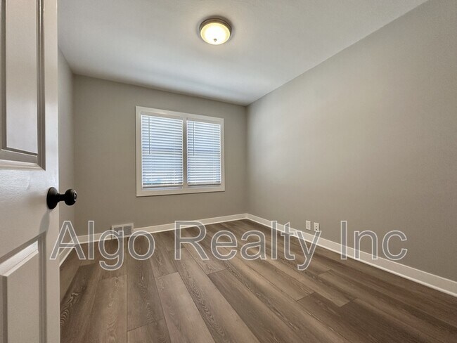 Foto del edificio - 3614-3616 Kipling Ave