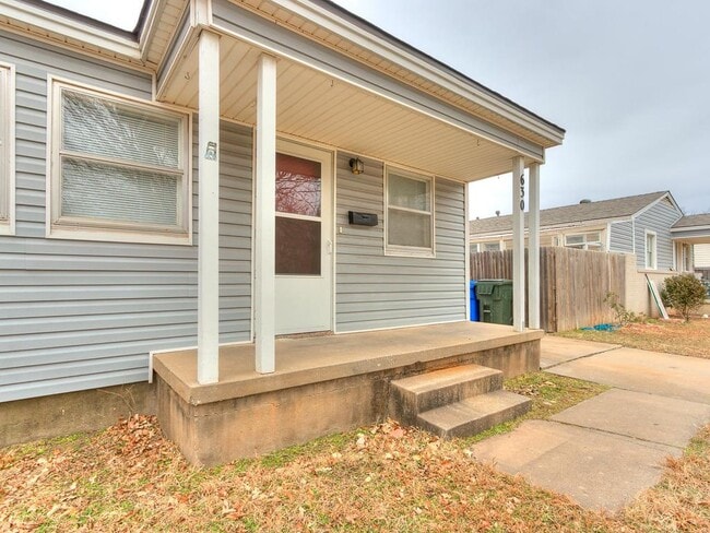 Building Photo - 630 Villa Dr