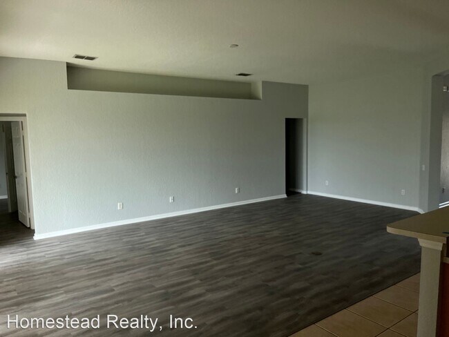 4 br, 2 bath House - 2253 Meadow Oak Cir.(N) photo'