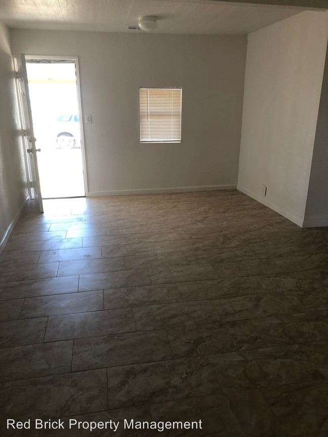Building Photo - 3 br, 1.5 bath House - 491 E Roosevelt Rd.