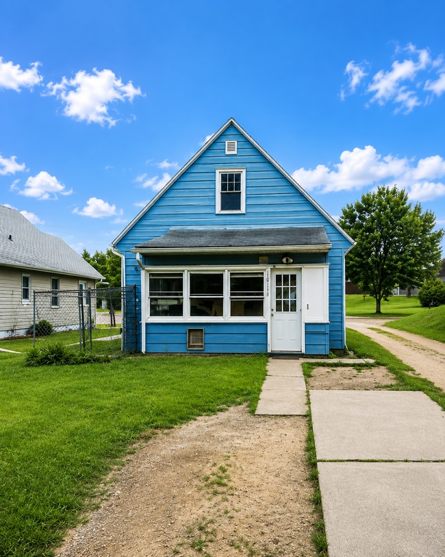 Building Photo - 628 13th Ave N