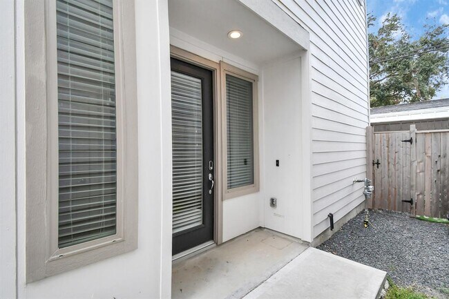 Building Photo - 1105 Olivier Ln