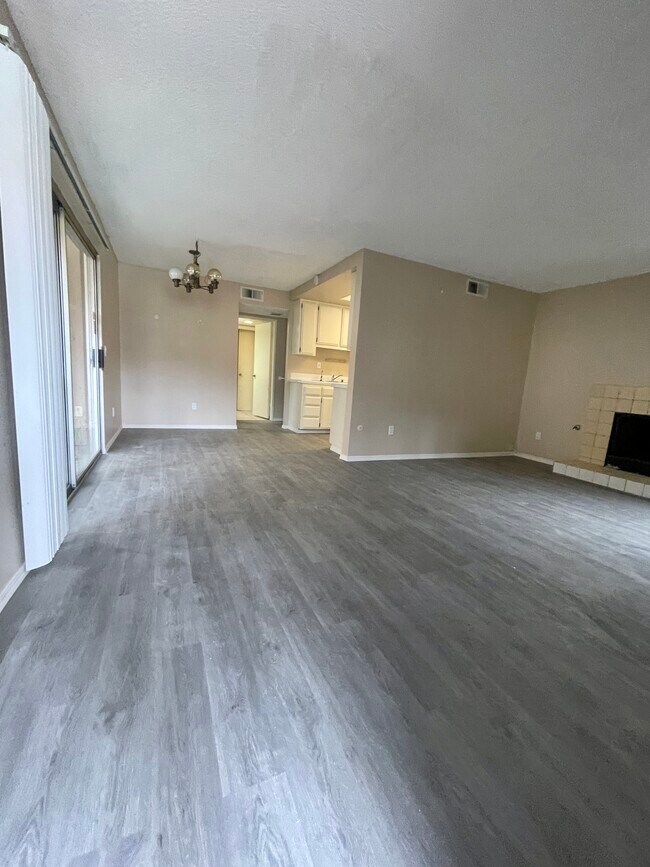 Foto del edificio - 6560 College Grove Dr