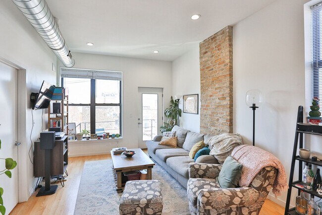 Foto del edificio - Video Tour- Great 3 Bedroom, 1 Bath Apartment. Located in Wicker Park/Bucktown near the Division ...