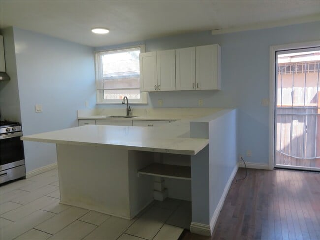 Building Photo - 3923 Normandie Ave