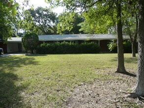 Building Photo - 2112 I 35 N Frontage Rd