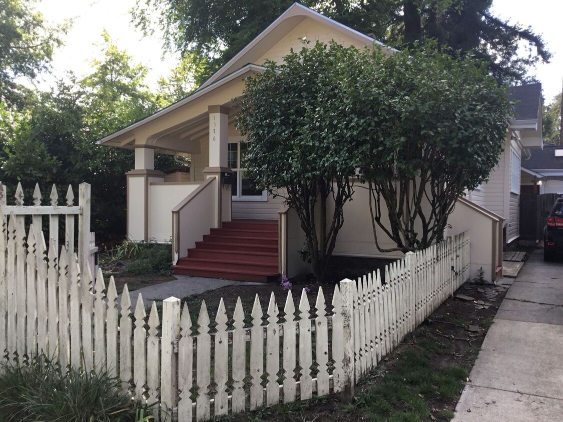 Great 2 Bedroom Bungalow Near Downtown and Campus - Great 2 Bedroom Bungalow Near Downtown and...