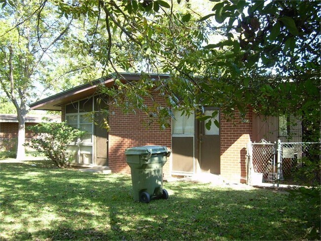 Building Photo - 1905 Meadow Dr