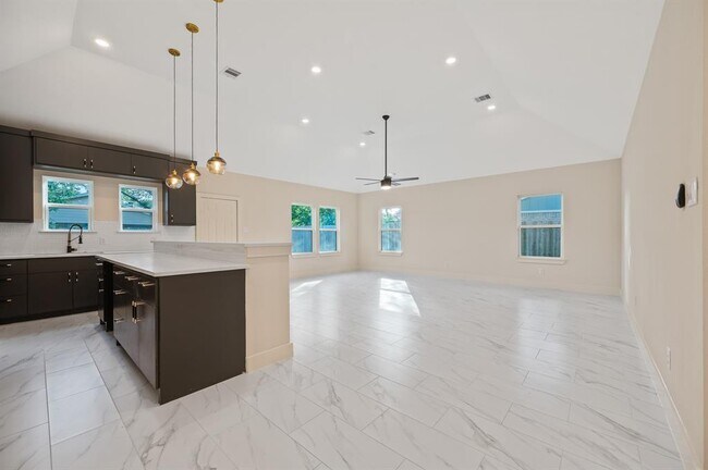 Building Photo - 16346 Summer Dawn Ln