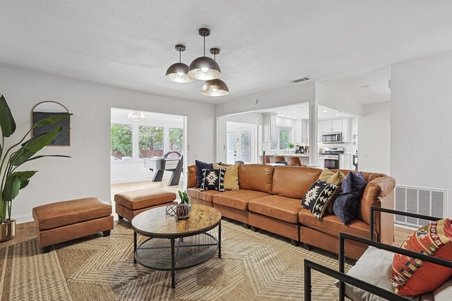 Building Photo - 6872 Greenleaf Dr