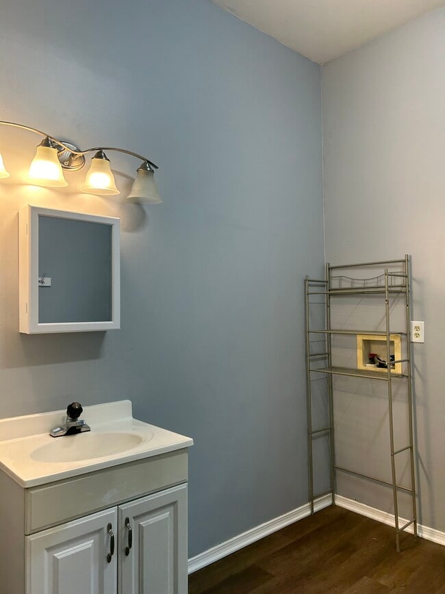 Building Photo - Studio