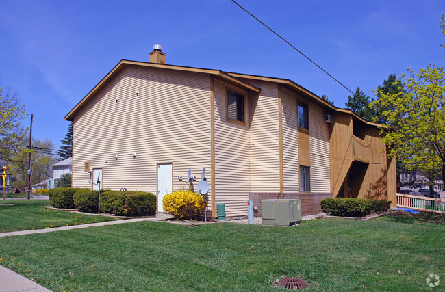 Building Photo - Auction: Plaza Towers Apartments, Almont, MI