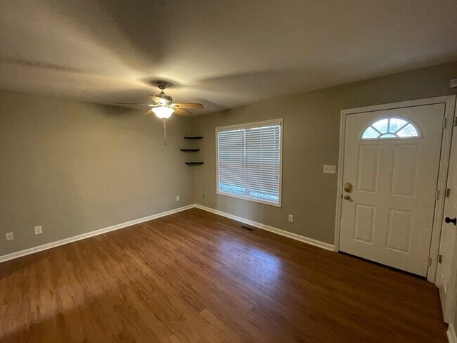 Foto del edificio - 2 bedroom 1 bath renovated home