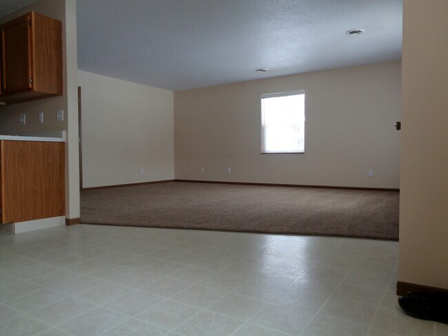 Building Photo - 1702 E Lincoln Ave